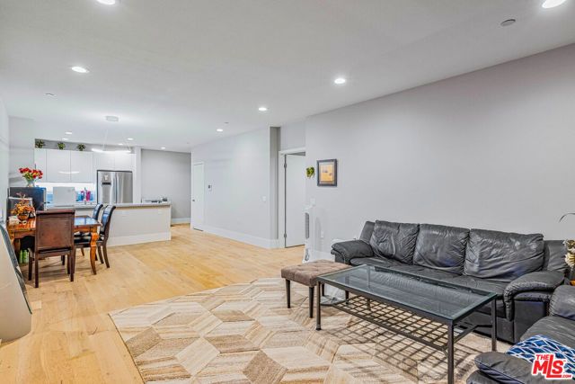 901 S Gramercy Drive 202, Los Angeles, CA 90019