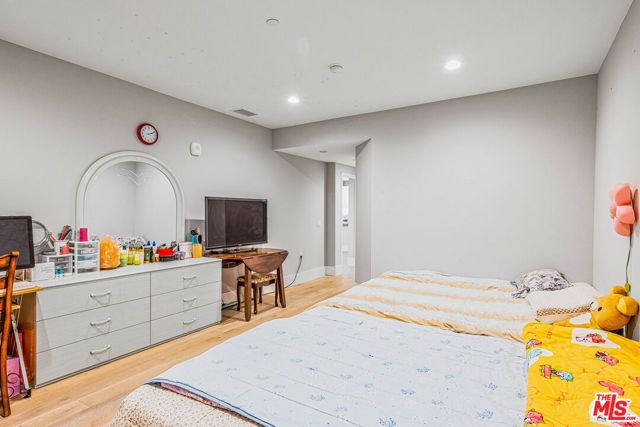 901 S Gramercy Drive 202, Los Angeles, CA 90019