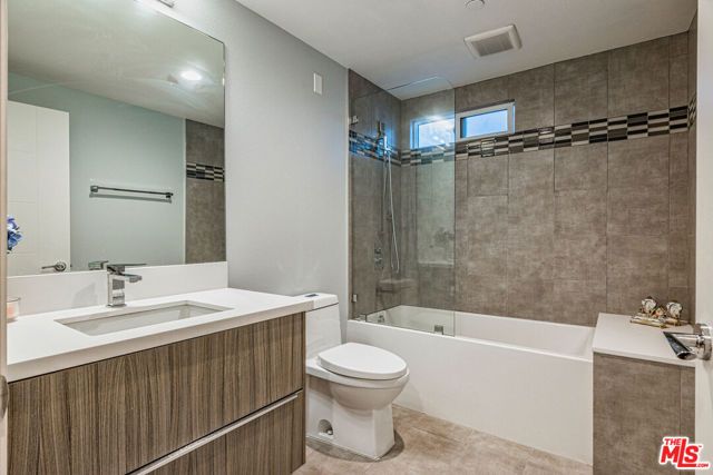 901 S Gramercy Drive 202, Los Angeles, CA 90019