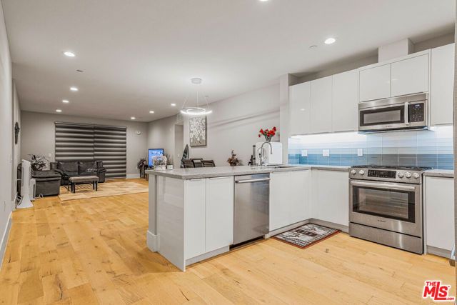 901 S Gramercy Drive 202, Los Angeles, CA 90019
