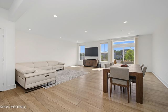 30 Cloverleaf Lane, Manalapan, NJ 07726