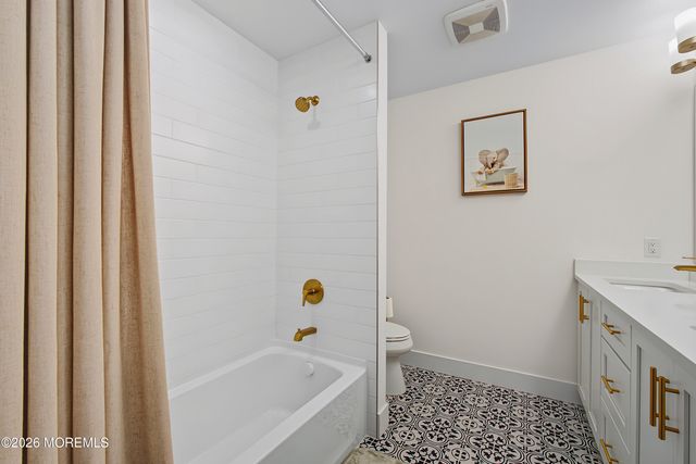 30 Cloverleaf Lane, Manalapan, NJ 07726