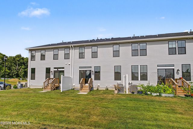 30 Cloverleaf Lane, Manalapan, NJ 07726