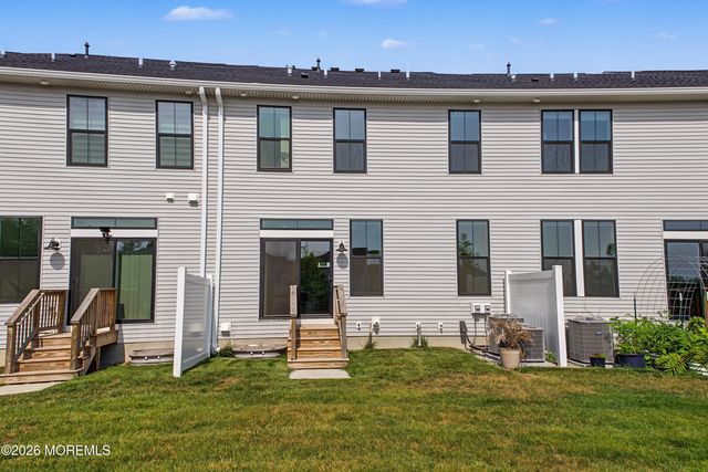 30 Cloverleaf Lane, Manalapan, NJ 07726