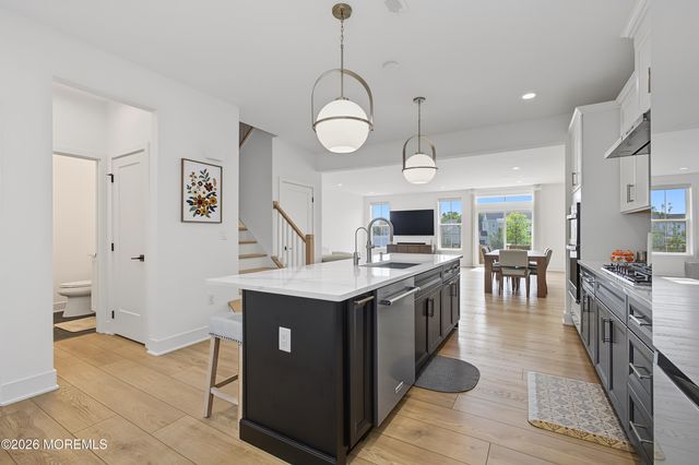30 Cloverleaf Lane, Manalapan, NJ 07726