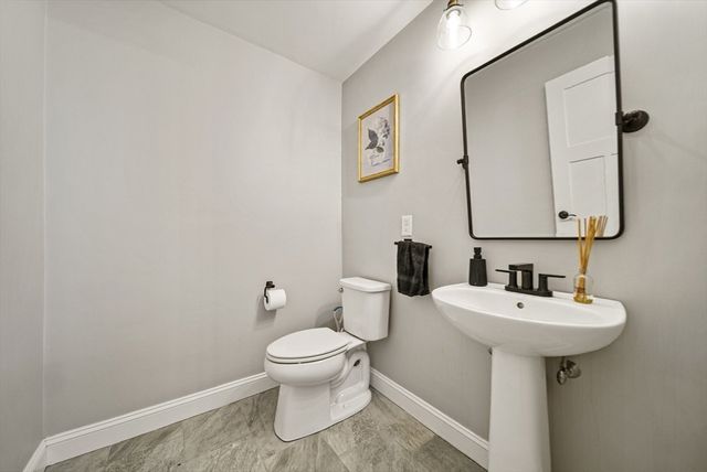 2 Mapleton Rd, Merrimac, MA 01860