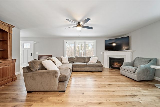 2 Mapleton Rd, Merrimac, MA 01860