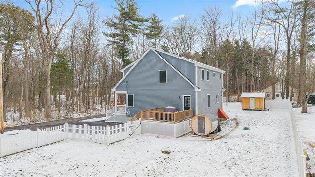 2 Mapleton Rd, Merrimac, MA 01860