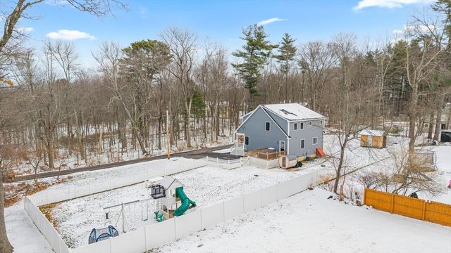 2 Mapleton Rd, Merrimac, MA 01860