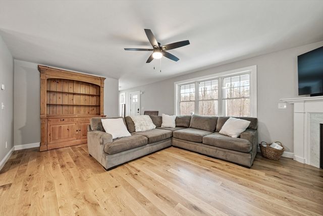 2 Mapleton Rd, Merrimac, MA 01860