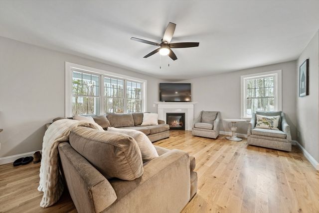 2 Mapleton Rd, Merrimac, MA 01860