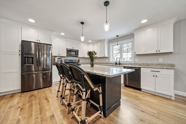 2 Mapleton Rd, Merrimac, MA 01860