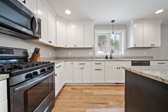 2 Mapleton Rd, Merrimac, MA 01860