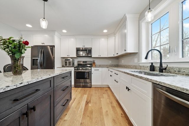 2 Mapleton Rd, Merrimac, MA 01860