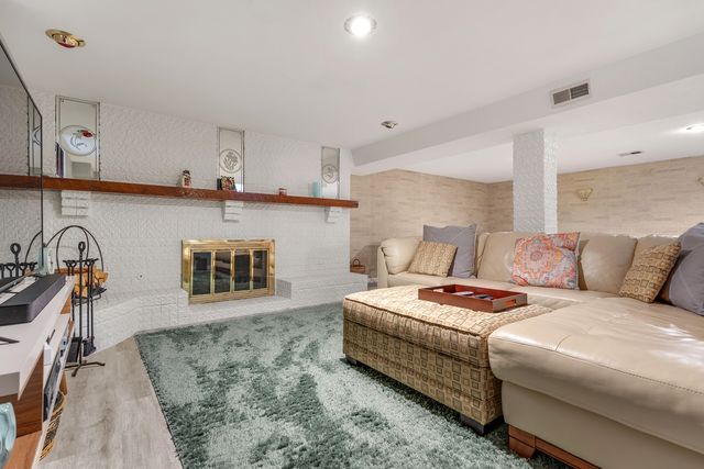 132 E Gladys Avenue, Elmhurst, IL 60126