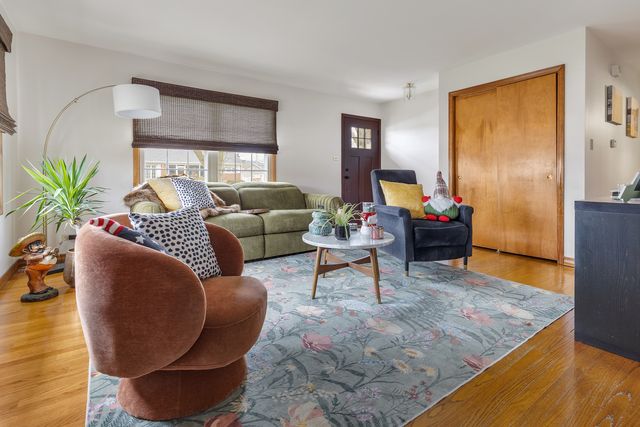 132 E Gladys Avenue, Elmhurst, IL 60126