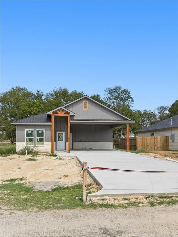 1302 Commerce Street, Hearne, TX 77859 — exterior