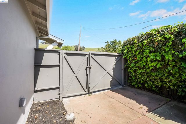 30683 Vanderbilt St, Hayward, CA 94544