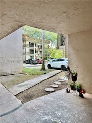 4725 SW 62nd Ave 104, Davie, FL 33314