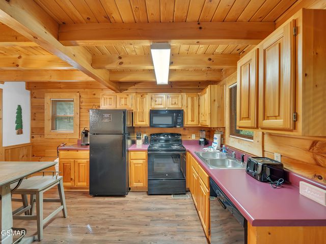 709 Gray Hawk Way, Pigeon Forge, TN 37863