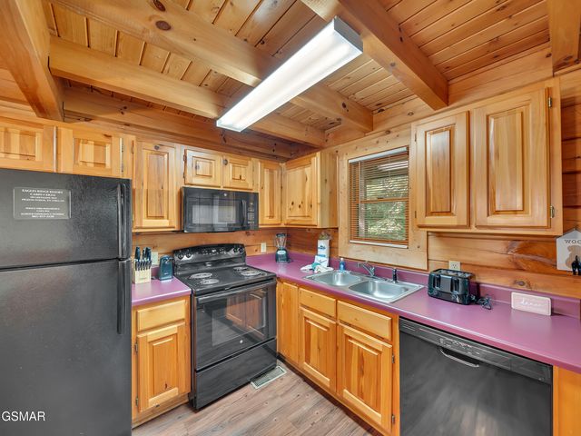 709 Gray Hawk Way, Pigeon Forge, TN 37863