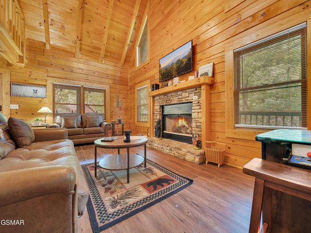 709 Gray Hawk Way, Pigeon Forge, TN 37863