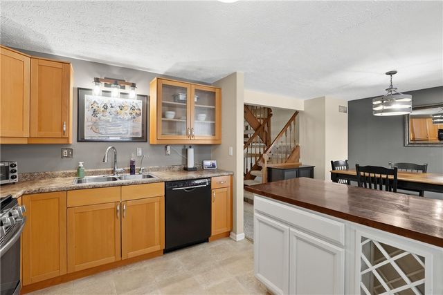 2518 Hawthorne Dr, North Fayette, PA 15071