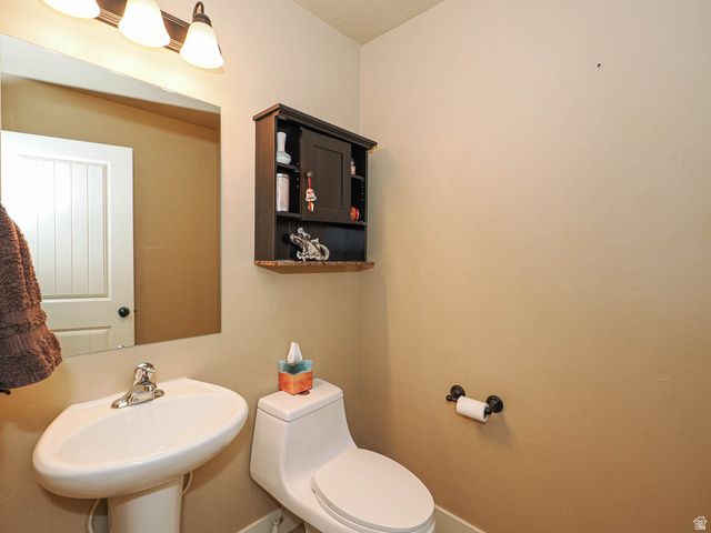 10326 S MILLERTON DR, South Jordan, UT 84009