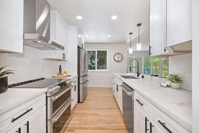 813 Columbia Dr, Sacramento, CA 95864