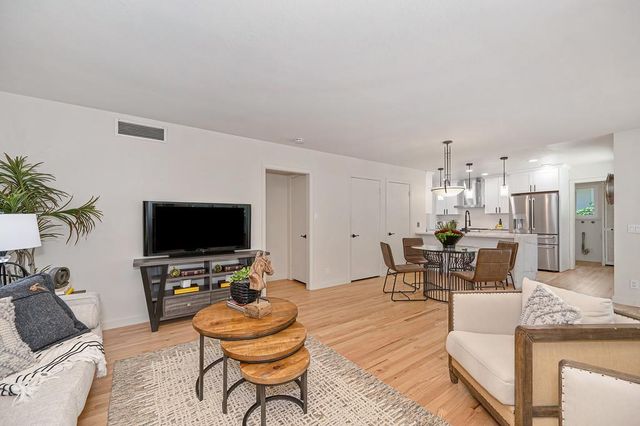 813 Columbia Dr, Sacramento, CA 95864