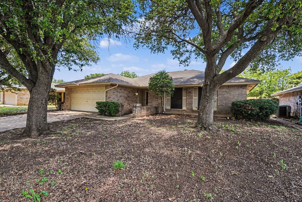 2608 Green Ridge Street, Fort Worth, TX 76133