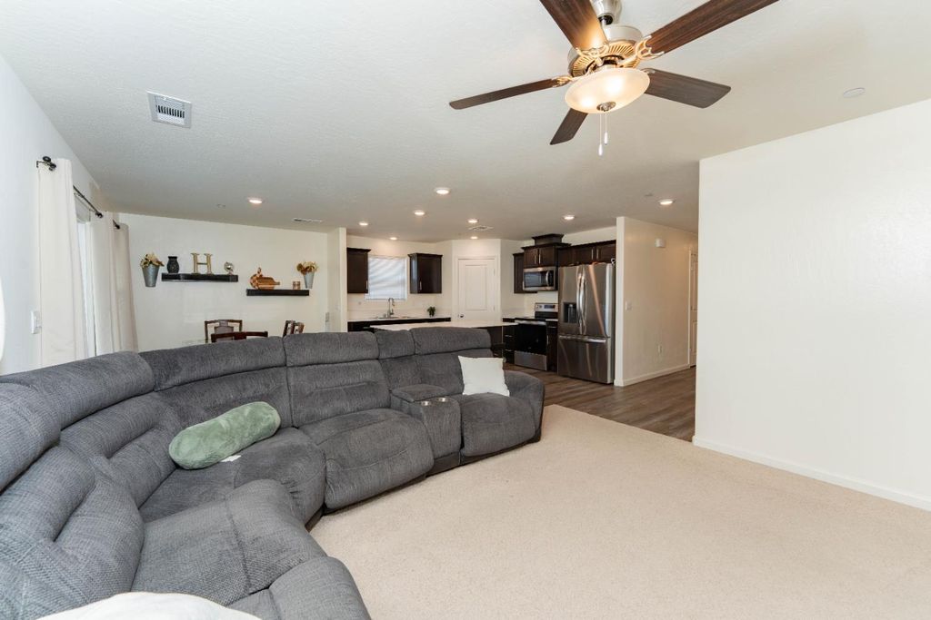 Image 11 of property listing at 563 Blue Ridge Street, Tulare, CA 93274