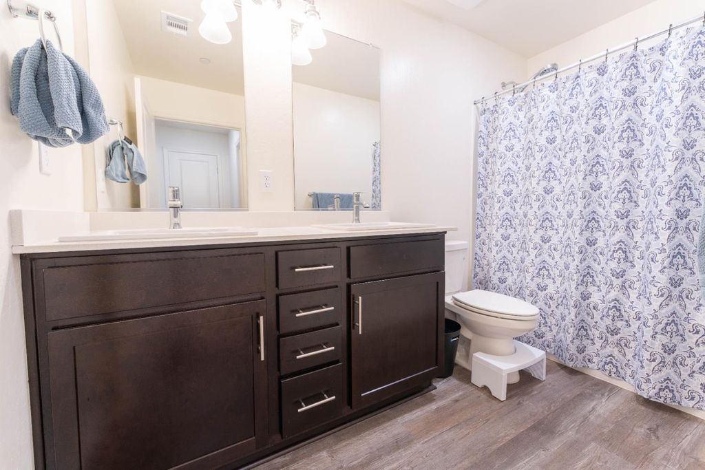 Image 14 of property listing at 563 Blue Ridge Street, Tulare, CA 93274