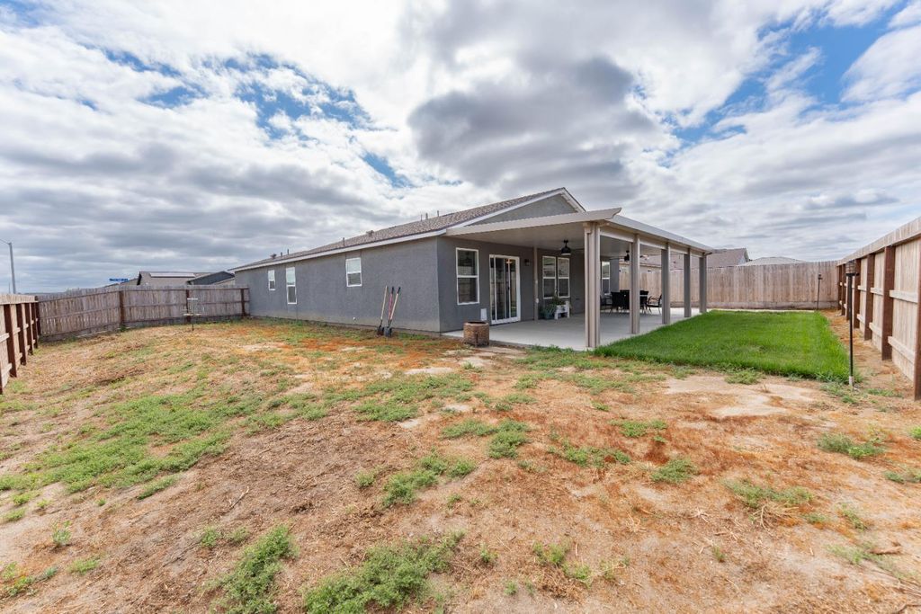 Image 25 of property listing at 563 Blue Ridge Street, Tulare, CA 93274