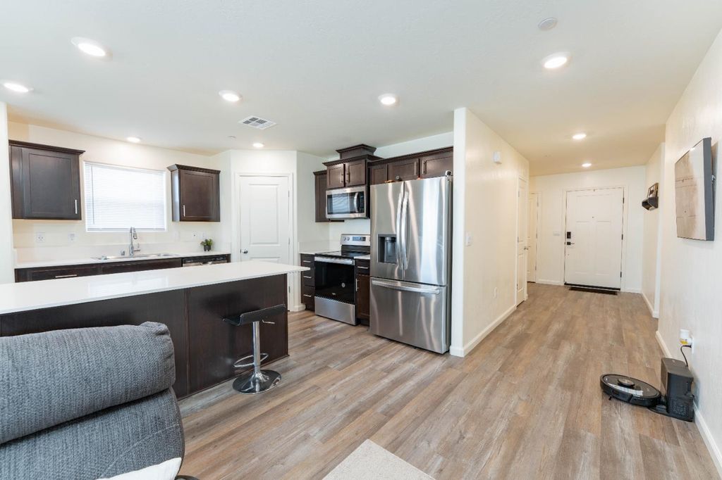 Image 4 of property listing at 563 Blue Ridge Street, Tulare, CA 93274