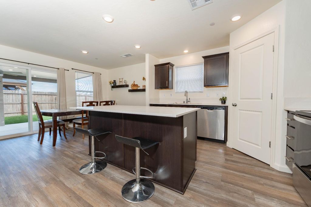 Image 5 of property listing at 563 Blue Ridge Street, Tulare, CA 93274