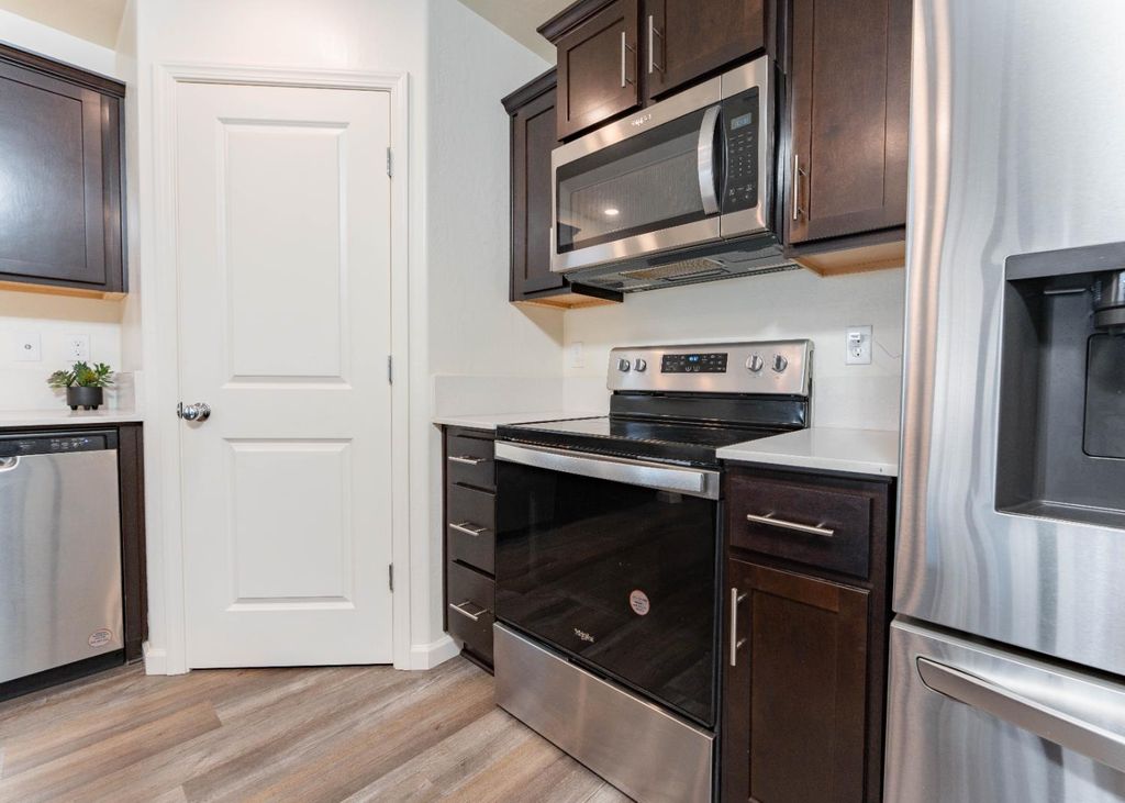 Image 6 of property listing at 563 Blue Ridge Street, Tulare, CA 93274