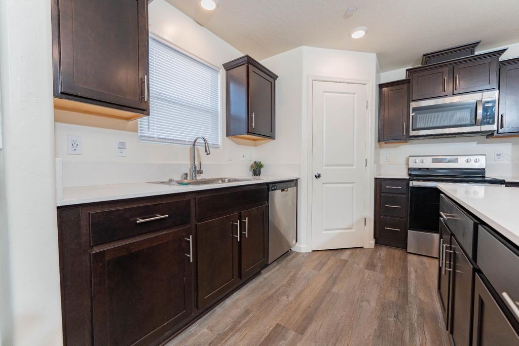 Image 7 of property listing at 563 Blue Ridge Street, Tulare, CA 93274