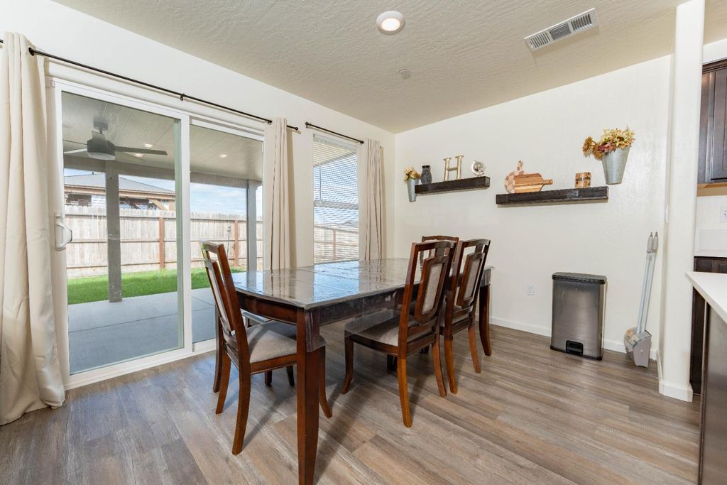 Image 9 of property listing at 563 Blue Ridge Street, Tulare, CA 93274