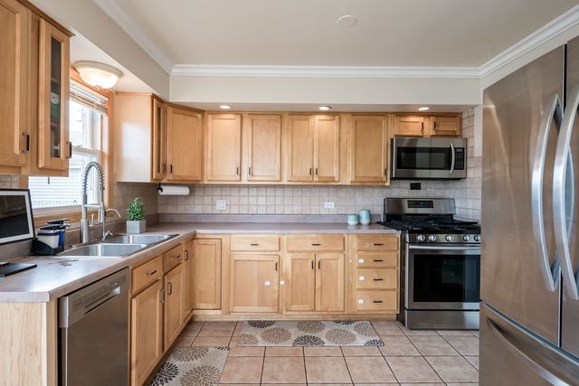 6113 W 80th Place, Burbank, IL 60459