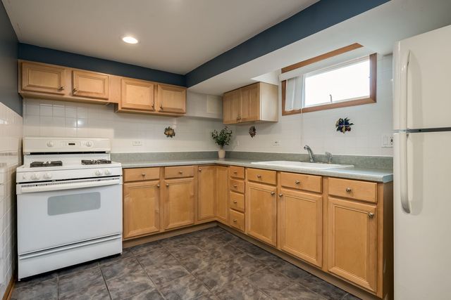6113 W 80th Place, Burbank, IL 60459