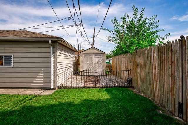 6113 W 80th Place, Burbank, IL 60459