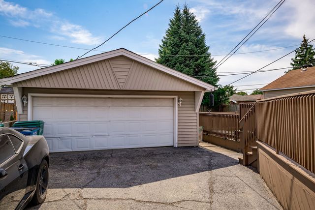 6113 W 80th Place, Burbank, IL 60459