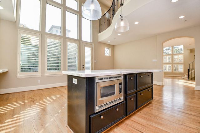 2094 Brentwood Drive, Houston, TX 77019