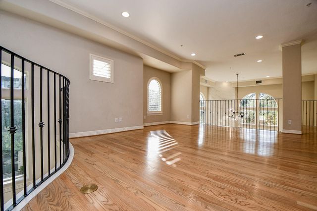 2094 Brentwood Drive, Houston, TX 77019