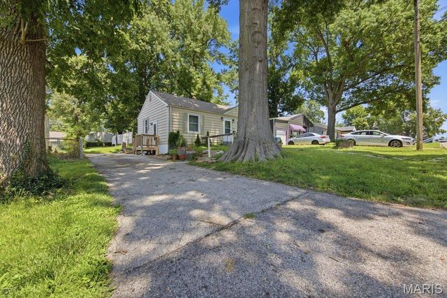 9515 Echo Lane, St Louis, MO 63114