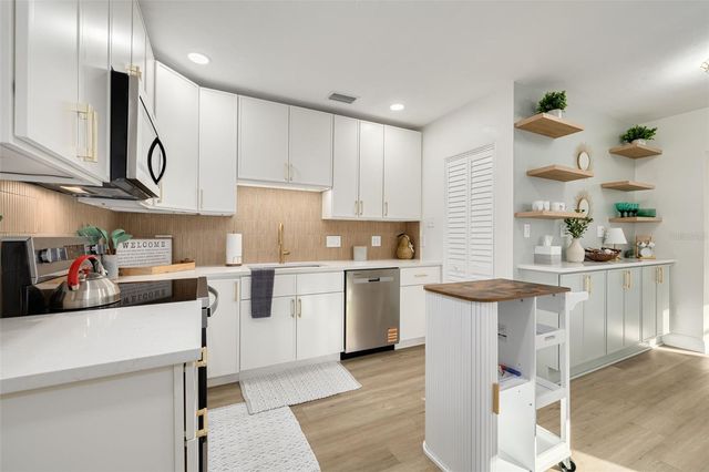 8062 28TH AVENUE N, St Petersburg, FL 33710