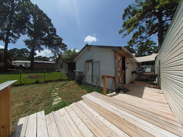 152 E Oak Shadows, Onalaska, TX 77360