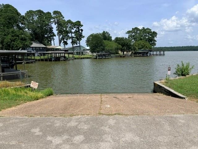 152 E Oak Shadows, Onalaska, TX 77360