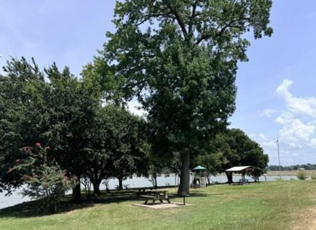 152 E Oak Shadows, Onalaska, TX 77360